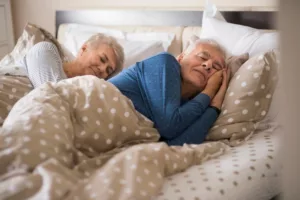 Les seniors souffrent souvent de réveils nocturnes et ont des habitudes de sommeil différentes en vieillissant. Pour améliorer la qualité de l’endormissement, il est recommandé d’éviter certaines habitudes qui affectent le sommeil, de préférer une chambre propice au repos et […]