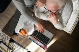 Le ministre de l’Economie Bruno Le Maire a annoncé une augmentation des pensions de vieillesse de 5,2%, mais ce chiffre a été revu à 5,3% avec l’inflation. La réévaluation des pensions de retraite est donc très attendue par les retraités […]